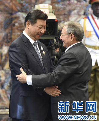 當(dāng)?shù)貢r(shí)間7月22日，國(guó)家主席習(xí)近平在哈瓦那接受古巴政府授予的&ldquo;何塞&middot;馬蒂&rdquo;勛章。古巴國(guó)務(wù)委員會(huì)主席兼部長(zhǎng)會(huì)議主席勞爾&middot;卡斯特羅為習(xí)近平佩戴勛章。新華社記者馬占成攝