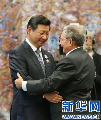 當(dāng)?shù)貢r(shí)間7月22日，國(guó)家主席習(xí)近平在哈瓦那接受古巴政府授予的&ldquo;何塞&middot;馬蒂&rdquo;勛章。古巴國(guó)務(wù)委員會(huì)主席兼部長(zhǎng)會(huì)議主席勞爾&middot;卡斯特羅為習(xí)近平佩戴勛章。新華社記者劉衛(wèi)兵攝