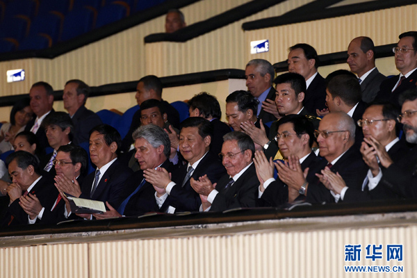      出當(dāng)?shù)貢r(shí)間7月22日，國(guó)家主席習(xí)近平在哈瓦那與古巴國(guó)務(wù)委員會(huì)主席兼部長(zhǎng)會(huì)議主席勞爾&middot;卡斯特羅共同觀(guān)看中古芭蕾舞聯(lián)合演出。新華社記者李學(xué)仁攝 