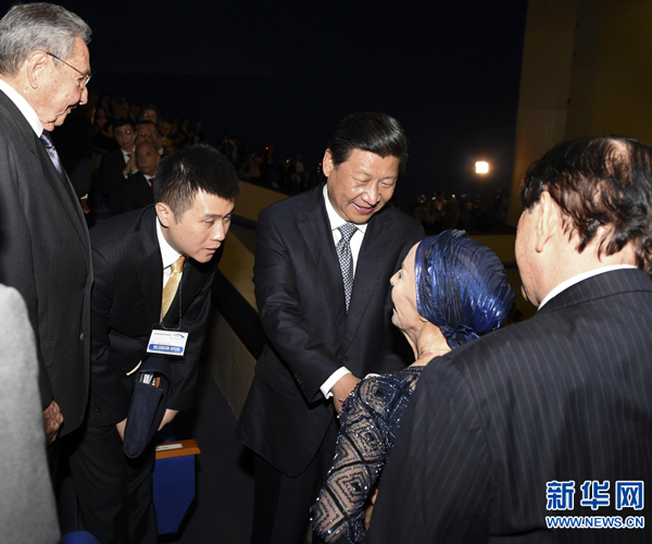     當(dāng)?shù)貢r(shí)間7月22日，國(guó)家主席習(xí)近平在哈瓦那與古巴國(guó)務(wù)委員會(huì)主席兼部長(zhǎng)會(huì)議主席勞爾&middot;卡斯特羅共同觀(guān)看中古芭蕾舞聯(lián)合演出。新華社記者李學(xué)仁攝 