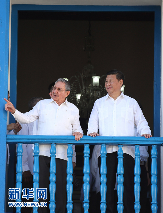 這是習近平在勞爾陪同下參觀圣地亞哥市政府時一同走上二層陽臺。1959年1月1日，菲德爾&middot;卡斯特羅就是站在這里宣布古巴革命勝利。新華社記者蘭紅光 攝 