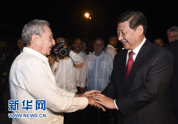 當地時間7月23日，國家主席習近平結束對古巴的訪問，離開圣地亞哥，啟程回國。這是古巴國務委員會主席兼部長會議主席勞爾&middot;卡斯特羅到機場為習近平送行。新華社記者 李學仁 攝 