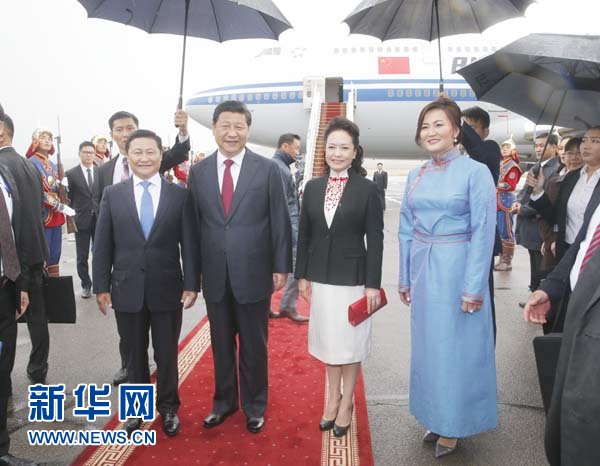 8月21日，國家主席習(xí)近平抵達烏蘭巴托，開始對蒙古國進行國事訪問。習(xí)近平和夫人彭麗媛在機場受到蒙古國總理阿勒坦呼亞格夫婦熱情迎接。新華社記者鞠鵬攝 