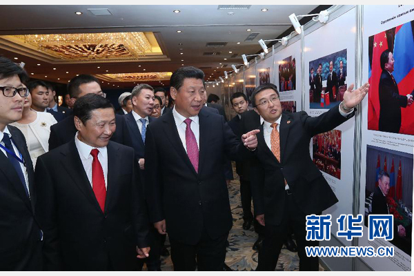 8月22日，國(guó)家主席習(xí)近平在烏蘭巴托與蒙古國(guó)總理阿勒坦呼亞格共同出席中蒙經(jīng)貿(mào)合作回顧展開(kāi)幕式。 新華社記者 龐興雷 攝 