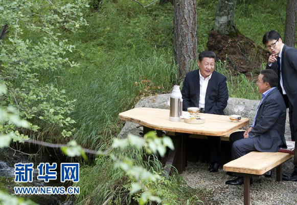 8月22日，國家主席習近平同蒙古國總統(tǒng)額勒貝格道爾吉在烏蘭巴托市郊的總統(tǒng)官邸再次會晤。這是習近平同額勒貝格道爾吉會晤后在溪畔飲茶。新華社記者 黃敬文 攝