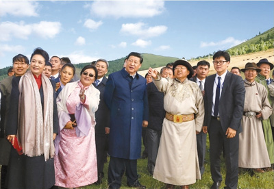 　　八月二十二日，國(guó)家主席習(xí)近平在蒙古國(guó)總統(tǒng)額勒貝格道爾吉陪同下前往烏蘭巴托市郊觀看那達(dá)慕。這是習(xí)近平和夫人彭麗媛同額勒貝格道爾吉夫婦觀看表演。新華社記者　鞠鵬攝