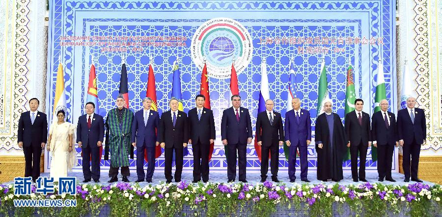 9月12日，上海合作組織成員國(guó)元首理事會(huì)第十四次會(huì)議在塔吉克斯坦首都杜尚別舉行。國(guó)家主席習(xí)近平出席會(huì)議并發(fā)表重要講話。這是與會(huì)成員國(guó)元首、觀察員國(guó)領(lǐng)導(dǎo)人或代表、主席國(guó)客人以及有關(guān)國(guó)際和地區(qū)組織代表集體合影。新華社記者李濤攝 