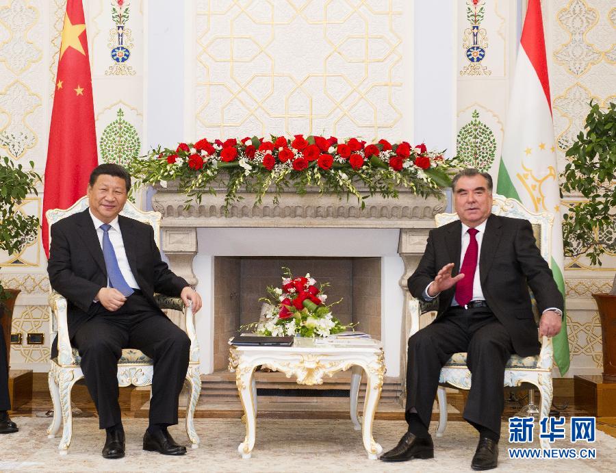 9月13日，國家主席習(xí)近平在杜尚別同塔吉克斯坦總統(tǒng)拉赫蒙舉行會(huì)談。 新華社記者黃敬文攝 