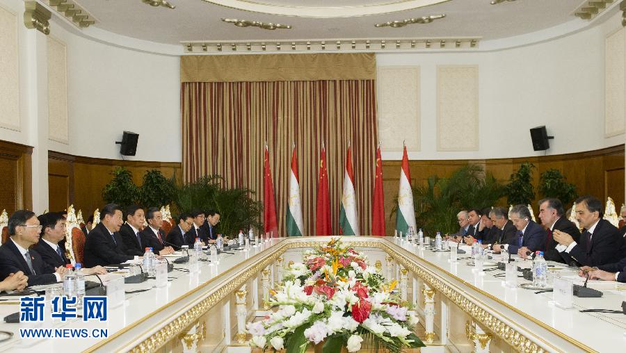 9月13日，國家主席習(xí)近平在杜尚別同塔吉克斯坦總統(tǒng)拉赫蒙舉行會(huì)談。 新華社記者謝環(huán)馳攝 