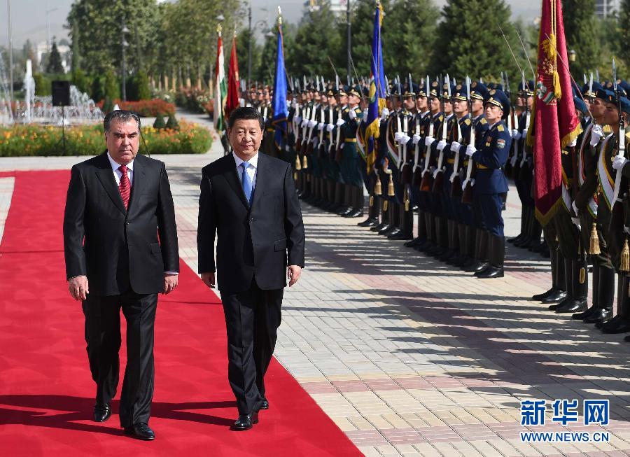 9月13日，國家主席習(xí)近平在杜尚別同塔吉克斯坦總統(tǒng)拉赫蒙舉行會談。會談前，拉赫蒙在民族宮前廣場為習(xí)近平舉行隆重的歡迎儀式。新華社記者馬占成攝 