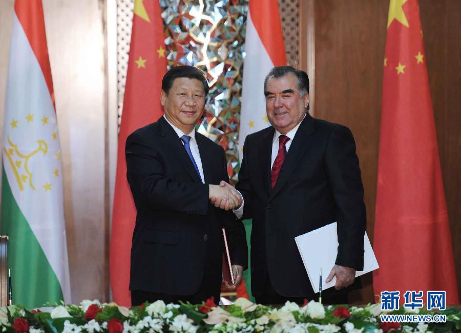 9月13日，國(guó)家主席習(xí)近平和塔吉克斯坦總統(tǒng)拉赫蒙在杜尚別共同簽署《中塔關(guān)于進(jìn)一步發(fā)展和深化戰(zhàn)略伙伴關(guān)系的聯(lián)合宣言》。新華社記者謝環(huán)馳攝 