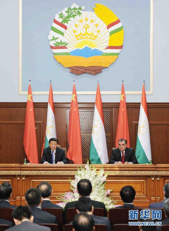 9月13日，國(guó)家主席習(xí)近平同塔吉克斯坦總統(tǒng)拉赫蒙在杜尚別共同會(huì)見記者。 新華社記者謝環(huán)馳攝