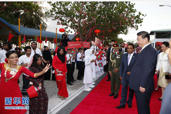 9月14日，國(guó)家主席習(xí)近平抵達(dá)馬累，開(kāi)始對(duì)馬爾代夫進(jìn)行國(guó)事訪問(wèn)。習(xí)近平和夫人彭麗媛在機(jī)場(chǎng)受到馬爾代夫總統(tǒng)亞明夫婦的熱情迎接。 新華社記者 鞠鵬 攝