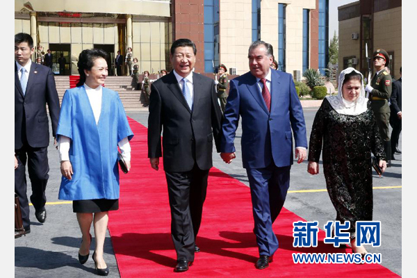 9月14日，國(guó)家主席習(xí)近平結(jié)束對(duì)塔吉克斯坦的國(guó)事訪問，乘坐專機(jī)離開杜尚別。拉赫蒙總統(tǒng)夫婦專程到機(jī)場(chǎng)為習(xí)近平和夫人彭麗媛送行。新華社記者 鞠鵬 攝 