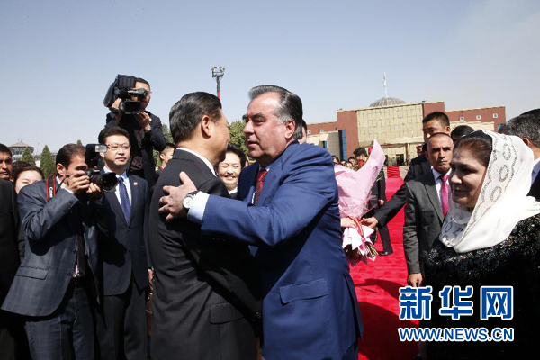 9月14日，國(guó)家主席習(xí)近平結(jié)束對(duì)塔吉克斯坦的國(guó)事訪問，乘坐專機(jī)離開杜尚別。拉赫蒙總統(tǒng)夫婦專程到機(jī)場(chǎng)為習(xí)近平和夫人彭麗媛送行。新華社記者 鞠鵬 攝 