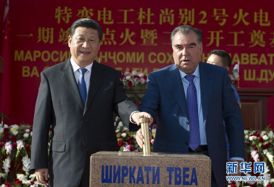 9月13日，國家主席習近平和塔吉克斯坦總統(tǒng)拉赫蒙在杜尚別共同出席中塔兩國重大合作項目&mdash;&mdash;杜尚別2號熱電廠一期工程竣工儀式、二期工程開工儀式。這是習近平和拉赫蒙一同將裝有兩國元首簽名二期工程奠基紀念頁的金色金屬管放入水泥墩中。 新華社記者黃敬文攝 