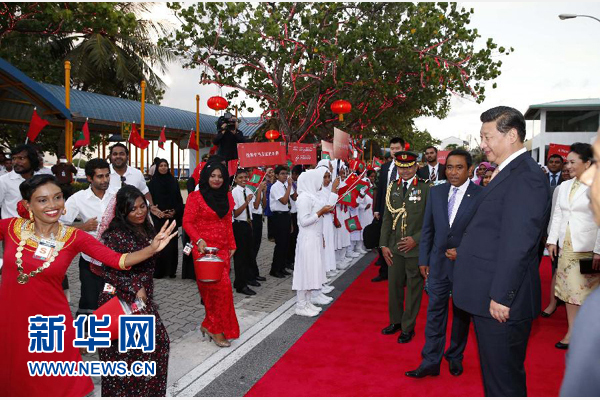  9月14日，國家主席習近平抵達馬累，開始對馬爾代夫進行國事訪問。習近平和夫人彭麗媛在機場受到馬爾代夫總統(tǒng)亞明夫婦的熱情迎接。新華社記者 鞠鵬 攝 