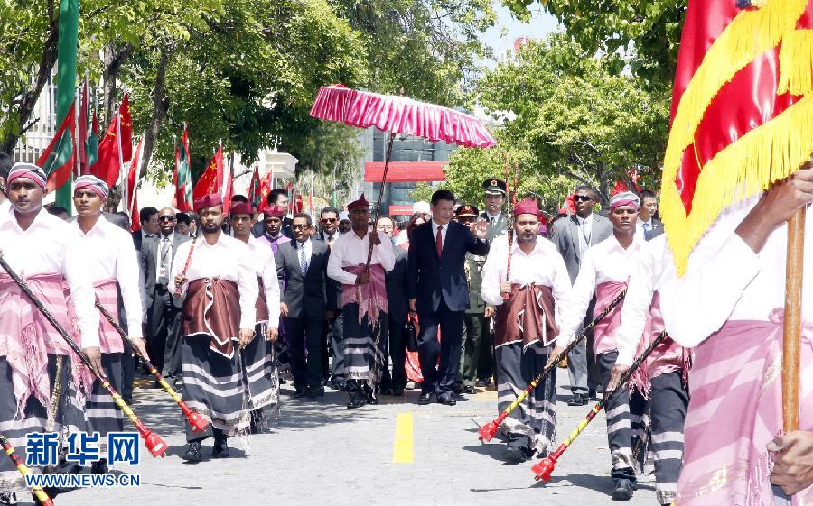 9月15日，國家主席習近平同馬爾代夫總統(tǒng)亞明在馬累舉行會談。會談前，亞明在共和國廣場為習近平舉行歡迎儀式。 新華社記者 鞠鵬 攝