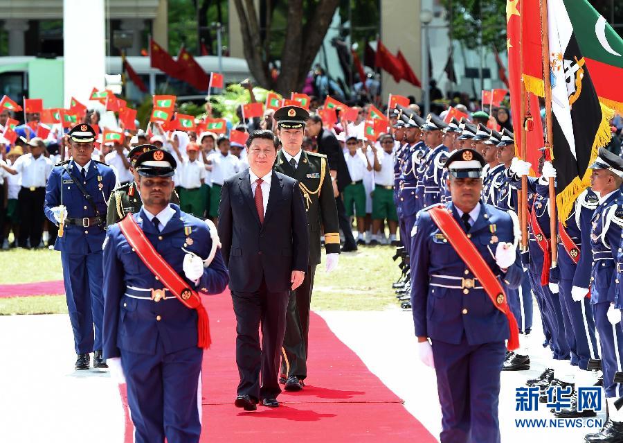 9月15日，國家主席習近平同馬爾代夫總統(tǒng)亞明在馬累舉行會談。會談前，亞明在共和國廣場為習近平舉行歡迎儀式。 新華社記者 馬占成 攝 