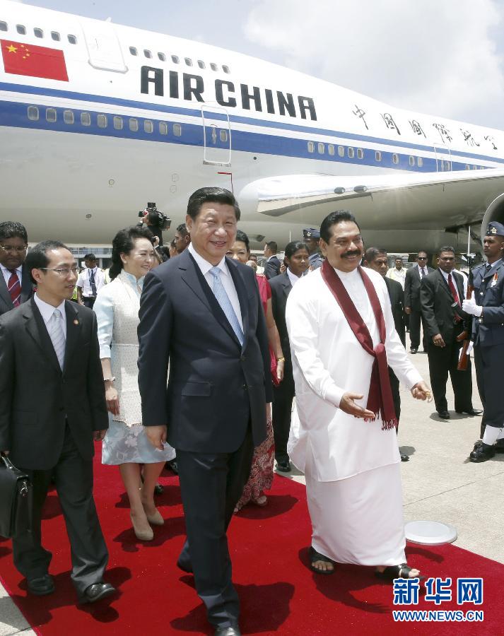 9月16日，國家主席習(xí)近平抵達科倫坡，開始對斯里蘭卡進行國事訪問。在班達拉奈克國際機場，習(xí)近平和夫人彭麗媛受到拉賈帕克薩總統(tǒng)夫婦熱情迎接。新華社記者鞠鵬攝 