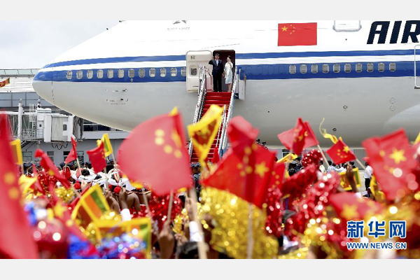 9月16日，國家主席習(xí)近平抵達科倫坡，開始對斯里蘭卡進行國事訪問。這是習(xí)近平和夫人彭麗媛向歡迎群眾揮手致意。 新華社記者馬占成攝 