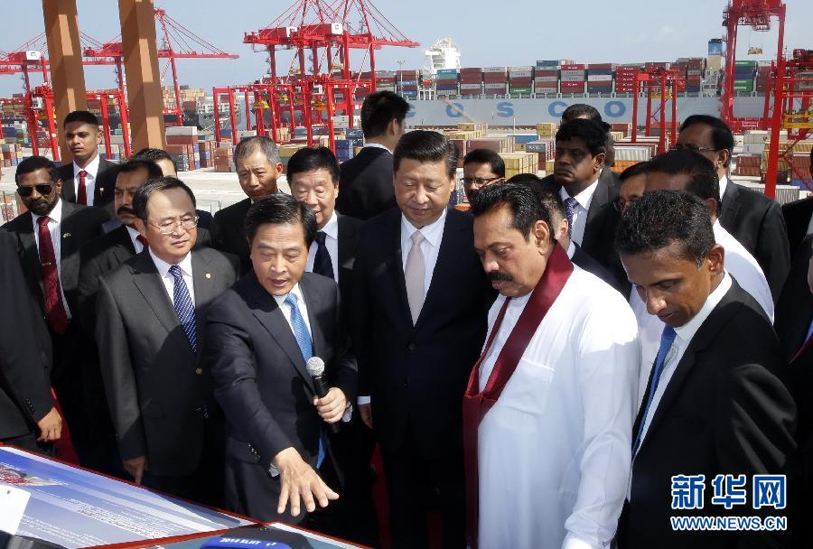 9月17日，國(guó)家主席習(xí)近平在斯里蘭卡總統(tǒng)拉賈帕克薩陪同下，考察中斯重要合作項(xiàng)目&mdash;&mdash;科倫坡港南集裝箱碼頭。 新華社記者 鞠鵬 攝