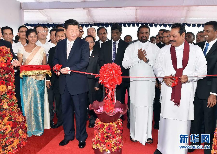 9月17日，國(guó)家主席習(xí)近平在斯里蘭卡總統(tǒng)拉賈帕克薩陪同下考察中斯港口合作項(xiàng)目。這是習(xí)近平和拉賈帕克薩為港口城開工剪彩。 新華社記者李濤 攝