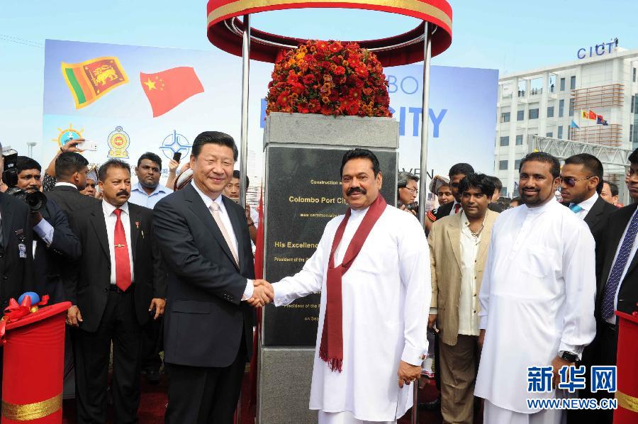 9月17日，國(guó)家主席習(xí)近平在斯里蘭卡總統(tǒng)拉賈帕克薩陪同下考察中斯港口合作項(xiàng)目。這是習(xí)近平和拉賈帕克薩為港口城奠基揭幕。 新華社記者謝環(huán)馳 攝