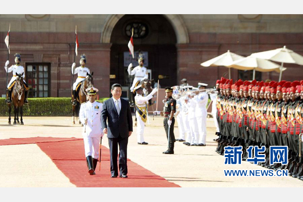 9月18日，國(guó)家主席習(xí)近平出席印度總統(tǒng)慕克吉在總統(tǒng)府舉行的隆重歡迎儀式。 新華社記者 張鐸 攝