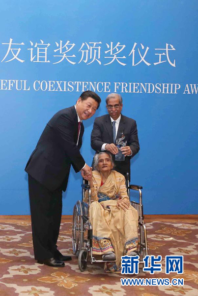 9月19日，國家主席習(xí)近平在新德里會見印度友好人士、友好團(tuán)體代表，并頒發(fā)和平共處五項(xiàng)原則友誼獎，表彰他們長期致力于中印友好事業(yè)。新華社記者龐興雷攝 