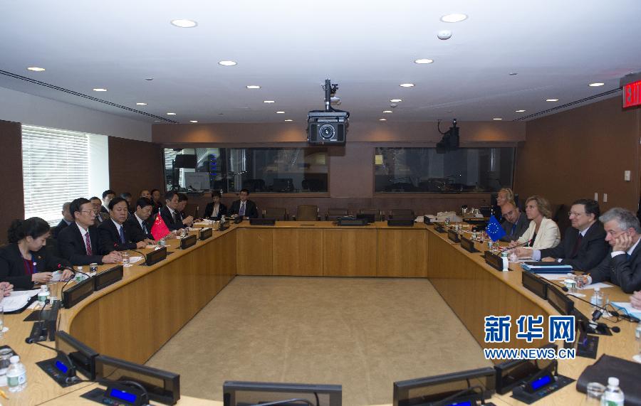  9月23日，正在紐約出席聯(lián)合國氣候峰會的國家主席習近平特使、國務院副總理張高麗在紐約聯(lián)合國總部會見歐盟委員會主席巴羅佐。新華社記者 王曄 攝 