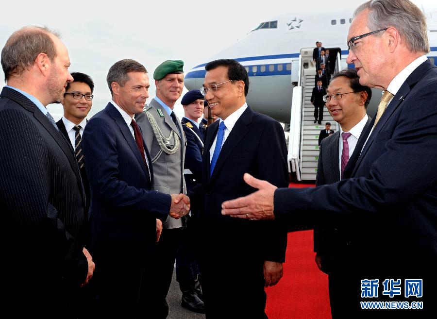 10月9日，國務(wù)院總理李克強(qiáng)抵達(dá)柏林開始對德國進(jìn)行正式訪問。德國政府高級官員到機(jī)場迎接。 新華社記者 饒愛民 攝