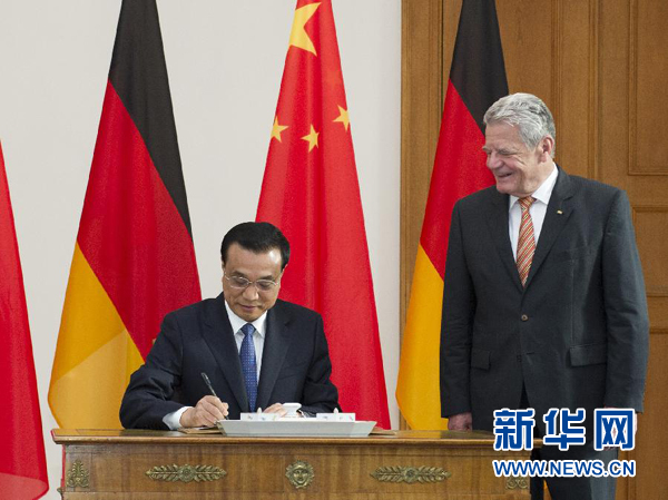 10月10日，國(guó)務(wù)院總理李克強(qiáng)在柏林會(huì)見德國(guó)總統(tǒng)高克。這是李克強(qiáng)總理在高克總統(tǒng)的陪同下在貴賓簿上簽字。 新華社記者 王曄 攝 