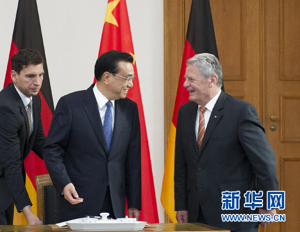 10月10日，國(guó)務(wù)院總理李克強(qiáng)在柏林會(huì)見德國(guó)總統(tǒng)高克。這是李克強(qiáng)總理與高克總統(tǒng)親切交談。 新華社記者 王曄 攝 