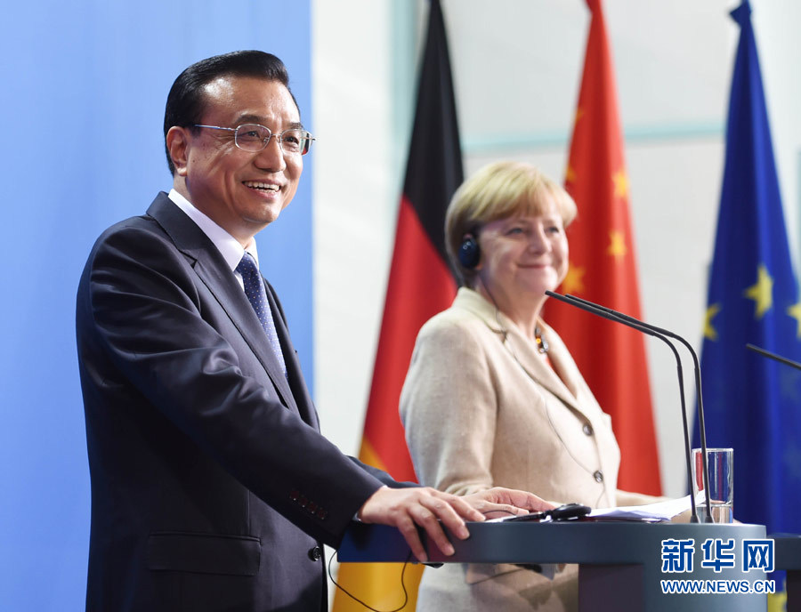 10月10日，國(guó)務(wù)院總理李克強(qiáng)在柏林與德國(guó)總理默克爾圓滿結(jié)束第三輪中德政府磋商后共同會(huì)見記者。 新華社記者 李學(xué)仁 攝 