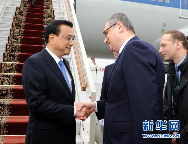 10月12日，中國國務(wù)院總理李克強乘專機抵達莫斯科，開始對俄羅斯進行正式訪問并舉行中俄總理第十九次定期會晤。俄羅斯聯(lián)邦政府高級官員到機場迎接李克強總理。新華社記者 饒愛民 攝