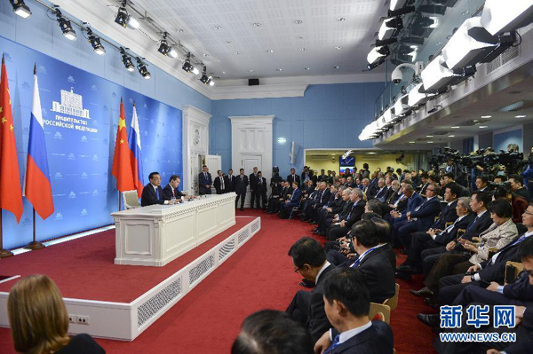 10月13日，國務(wù)院總理李克強(qiáng)在莫斯科與俄羅斯總理梅德韋杰夫圓滿結(jié)束中俄總理第十九次定期會(huì)晤后共同會(huì)見記者。 新華社記者李學(xué)仁攝