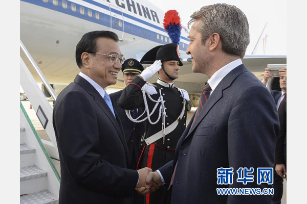 10月14日，國(guó)務(wù)院總理李克強(qiáng)乘專機(jī)抵達(dá)羅馬，開始對(duì)意大利進(jìn)行正式訪問，意大利政府高級(jí)官員到機(jī)場(chǎng)迎接。 新華社記者李學(xué)仁攝