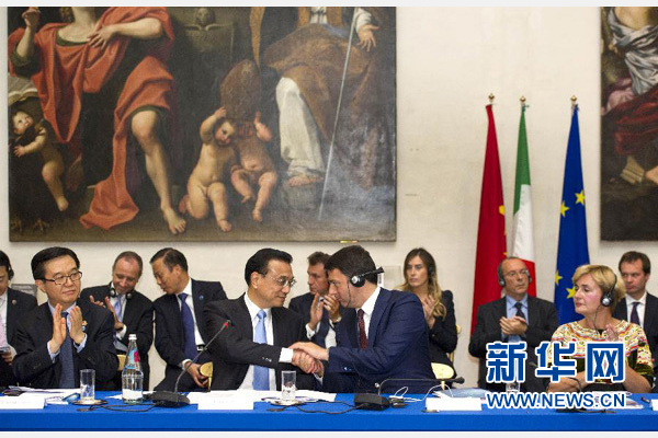 10月14日，中國國務院總理李克強在羅馬巴爾貝里尼宮與意大利總理倫齊共同會見中意企業(yè)家委員會委員及企業(yè)家代表并致辭。 新華社記者謝環(huán)馳 攝 