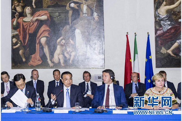 10月14日，中國國務院總理李克強在羅馬巴爾貝里尼宮與意大利總理倫齊共同會見中意企業(yè)家委員會委員及企業(yè)家代表并致辭。 新華社記者 王曄攝 