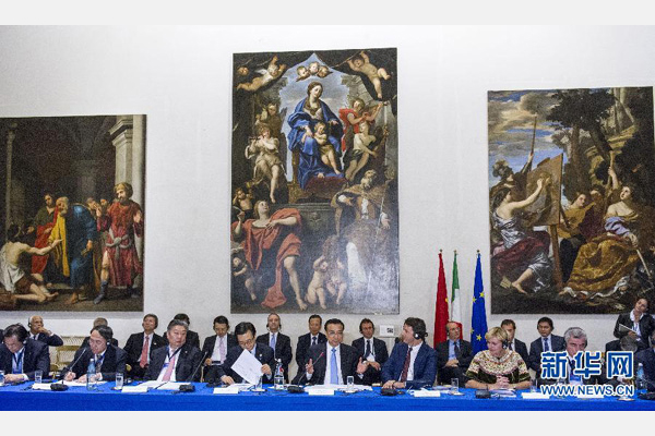 10月14日，中國國務院總理李克強在羅馬巴爾貝里尼宮與意大利總理倫齊共同會見中意企業(yè)家委員會委員及企業(yè)家代表并致辭。 新華社記者 王曄攝 