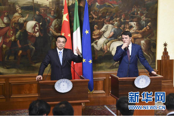 10月14日，國(guó)務(wù)院總理李克強(qiáng)在羅馬與意大利總理倫齊舉行會(huì)談后共同會(huì)見(jiàn)記者。 新華社記者 李學(xué)仁 攝