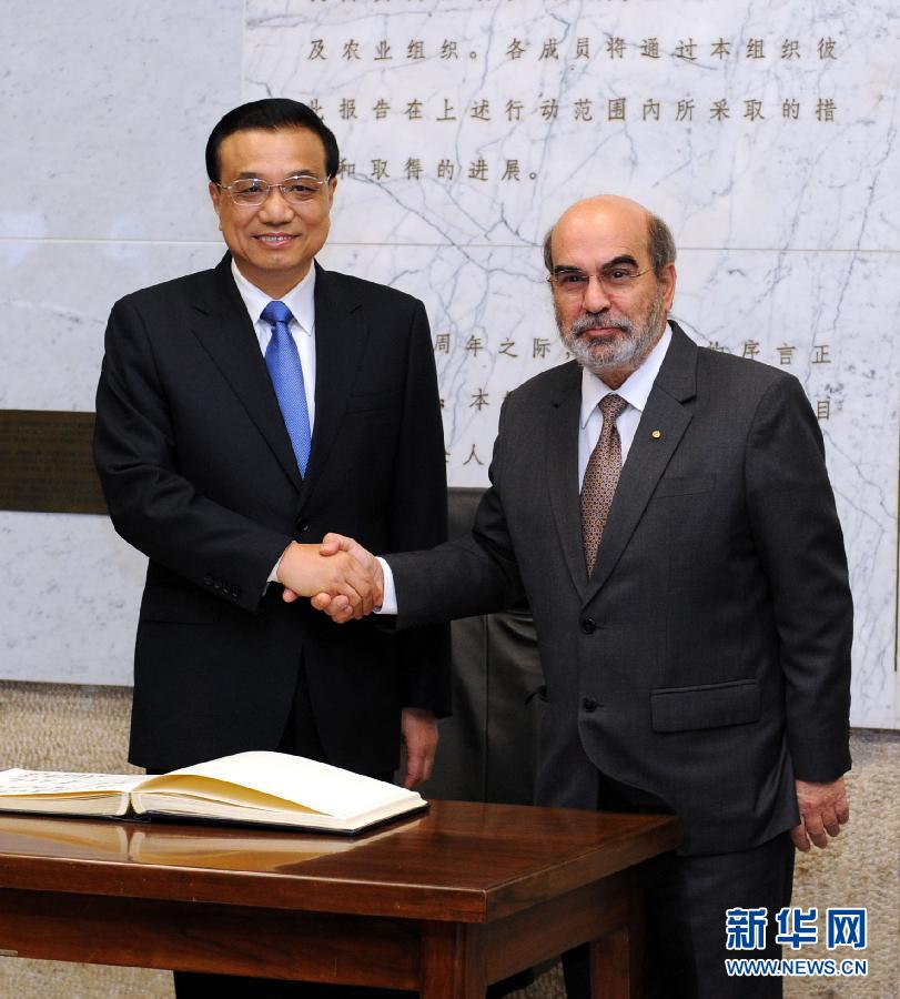 10月15日，中國國務(wù)院總理李克強在羅馬會見聯(lián)合國糧農(nóng)組織總干事格拉齊亞諾。 新華社記者 饒愛民 攝
