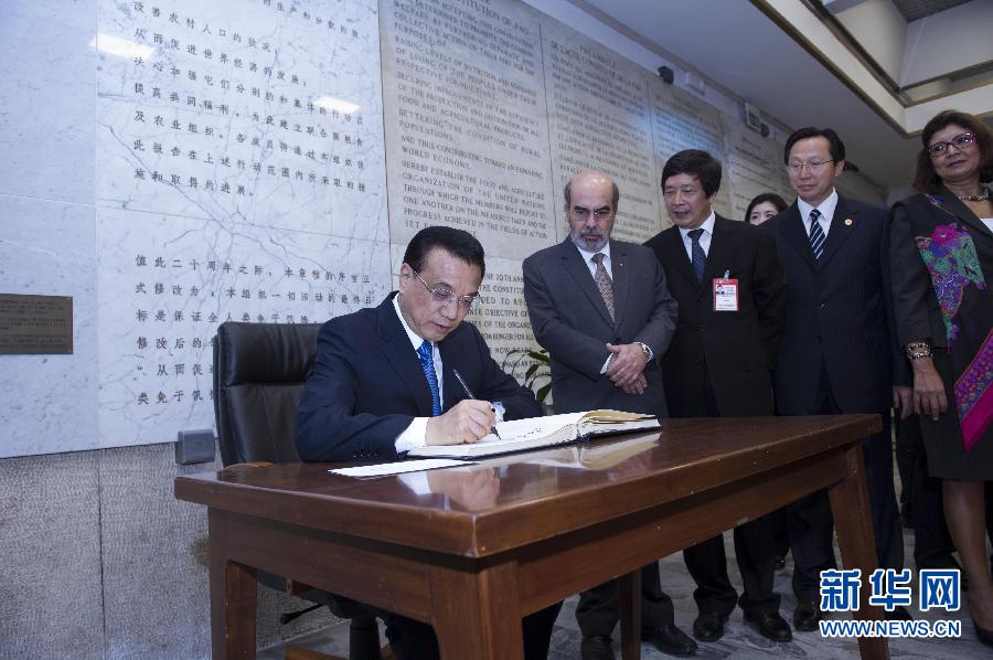 10月15日，中國國務(wù)院總理李克強在羅馬會見聯(lián)合國糧農(nóng)組織總干事格拉齊亞諾。這是李克強抵達(dá)后在貴賓簿上簽字。 新華社記者 王曄 攝