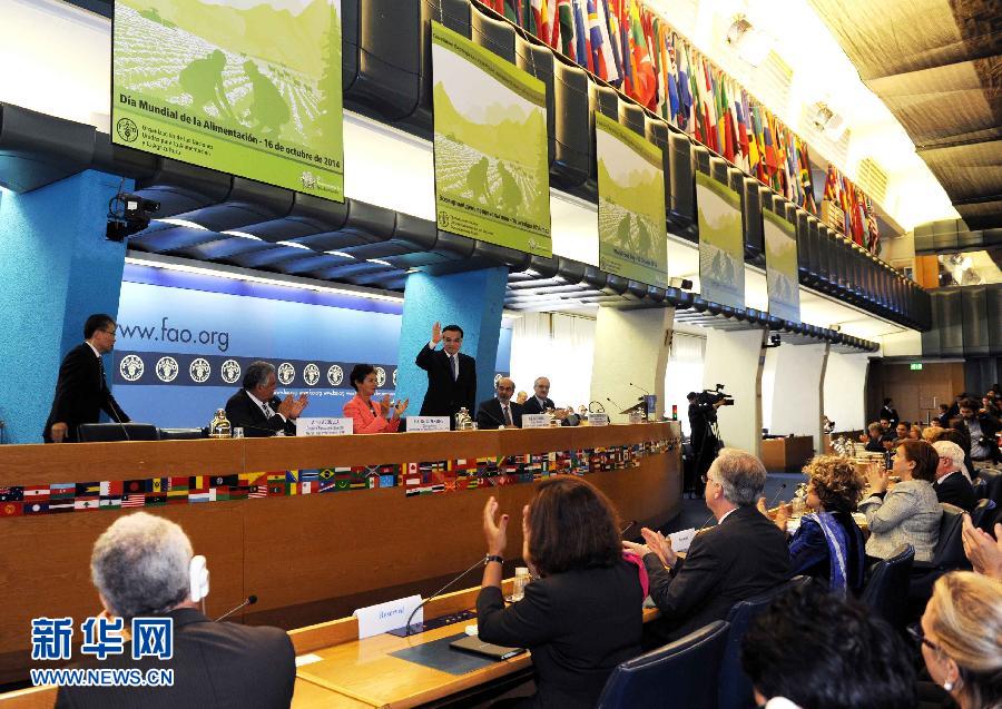 10月15日，中國(guó)國(guó)務(wù)院總理李克強(qiáng)在格拉齊亞諾總干事的陪同下在位于羅馬的聯(lián)合國(guó)糧農(nóng)組織總部發(fā)表演講。 新華社記者 饒愛(ài)民 攝 