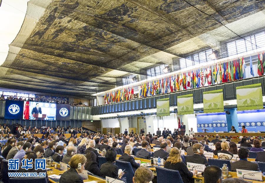 10月15日，中國(guó)國(guó)務(wù)院總理李克強(qiáng)在格拉齊亞諾總干事的陪同下在位于羅馬的聯(lián)合國(guó)糧農(nóng)組織總部發(fā)表演講。 新華社記者 王曄 攝 