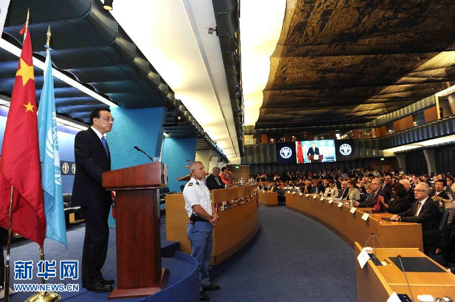 10月15日，中國(guó)國(guó)務(wù)院總理李克強(qiáng)在格拉齊亞諾總干事的陪同下在位于羅馬的聯(lián)合國(guó)糧農(nóng)組織總部發(fā)表演講。 新華社記者 饒愛(ài)民 攝 