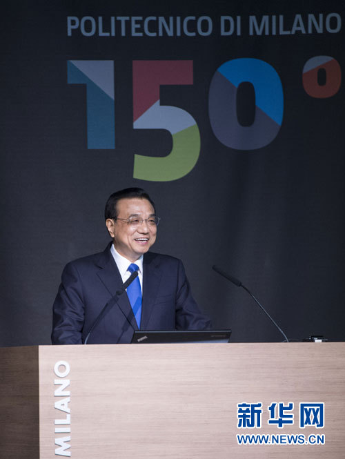 10月16日，中國國務(wù)院總理李克強(qiáng)在米蘭與意大利總理倫齊共同出席第五屆中意創(chuàng)新合作周大會并致辭。 新華社記者王曄攝