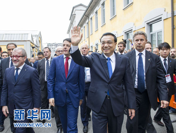 10月16日，中國國務(wù)院總理李克強(qiáng)在米蘭與意大利總理倫齊共同出席第五屆中意創(chuàng)新合作周大會并致辭。這是李克強(qiáng)抵達(dá)位于米蘭理工大學(xué)的會場。新華社記者王曄攝