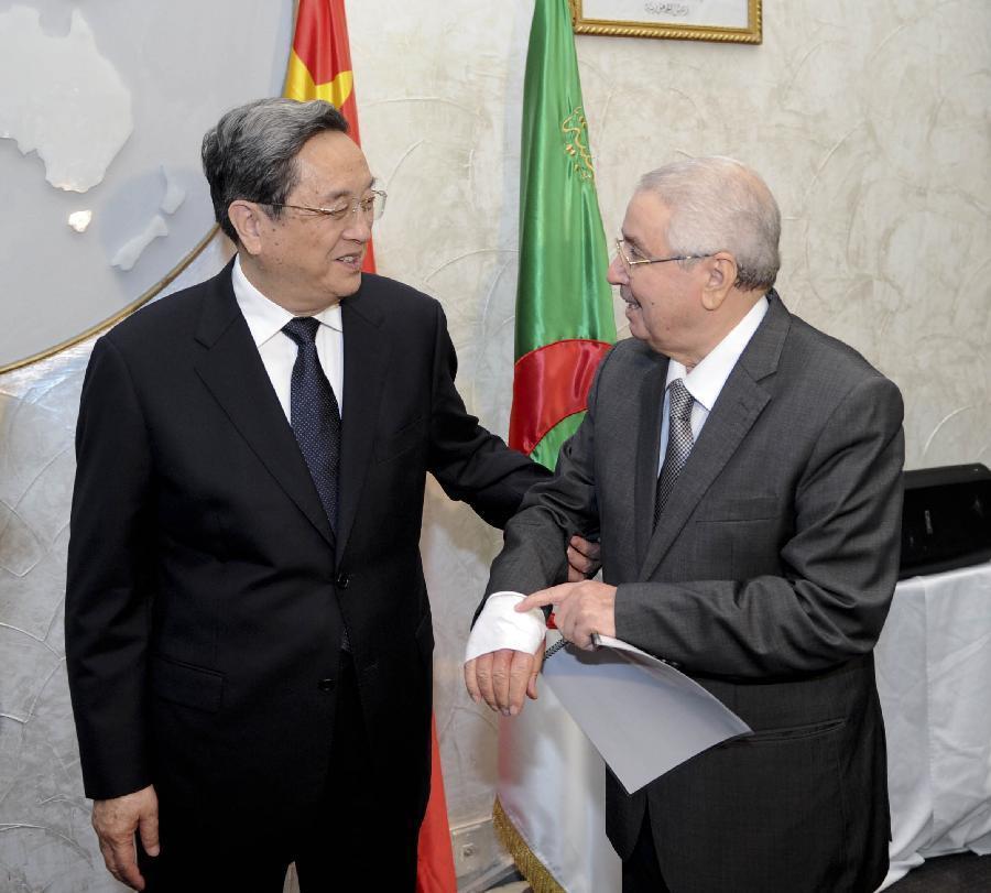 11月1日，正在阿爾及利亞進(jìn)行正式友好訪問的全國(guó)政協(xié)主席俞正聲在阿爾及爾與阿民族院議長(zhǎng)本&middot;薩拉赫舉行會(huì)談。這是俞正聲親切詢問本&middot;薩拉赫的手傷情況。新華社記者 張鐸 攝 